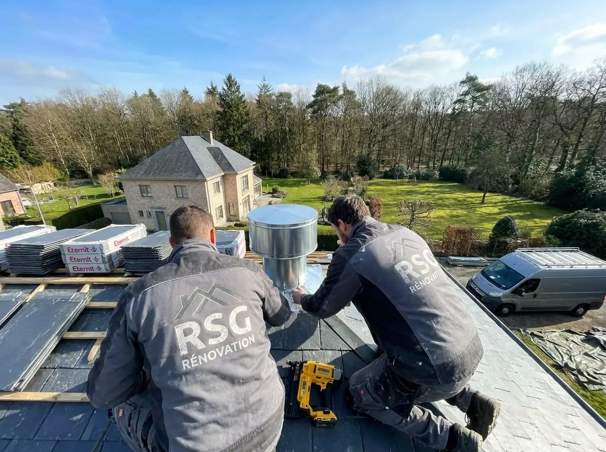 Couvreurs RSG Rénovation posant un chapeau de cheminée sur une toiture en ardoises
